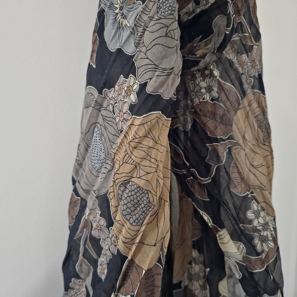 Stunning lightweight scarf, perfect colors for Fall. - Picture 2 of 4